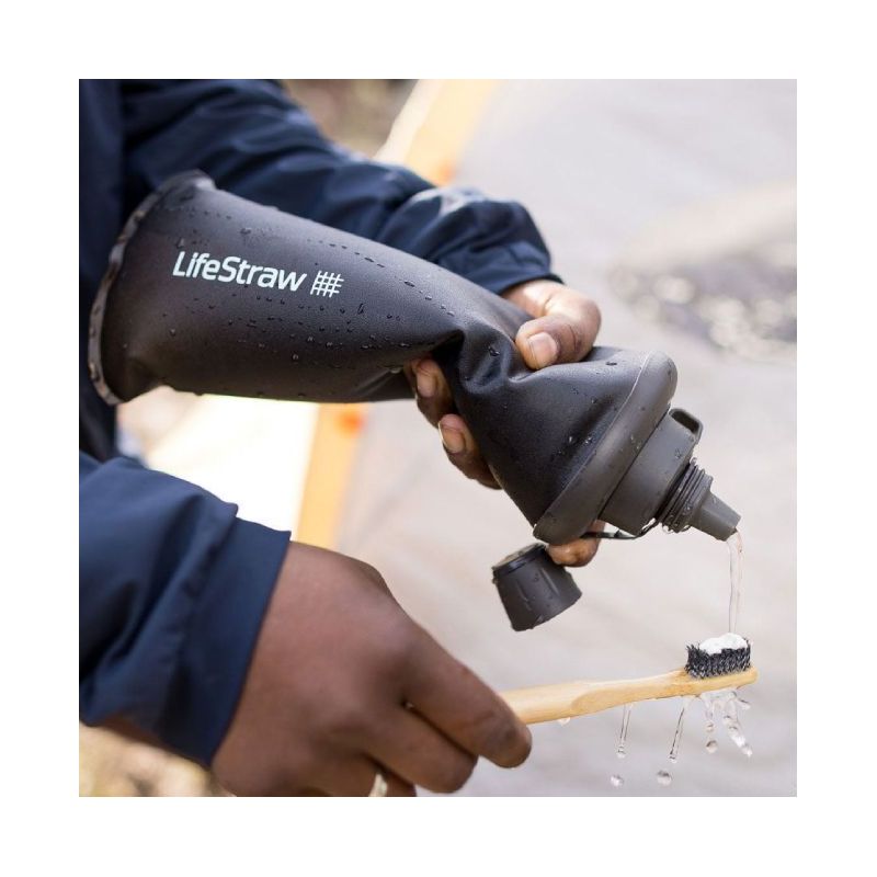 Gourde filtrante souple LifeStraw 1L en utilisation outdoor - Peak Series