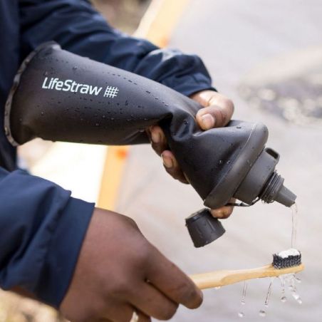 Gourde filtrante souple LifeStraw 1L en utilisation outdoor - Peak Series