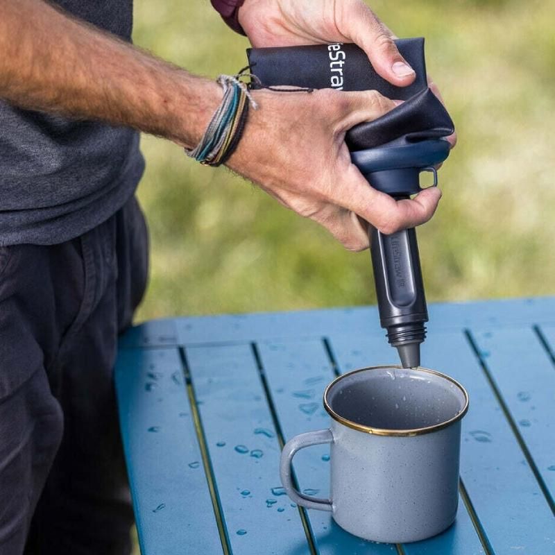 Gourde filtrante souple LifeStraw 650ml en utilisation outdoor - Peak Series