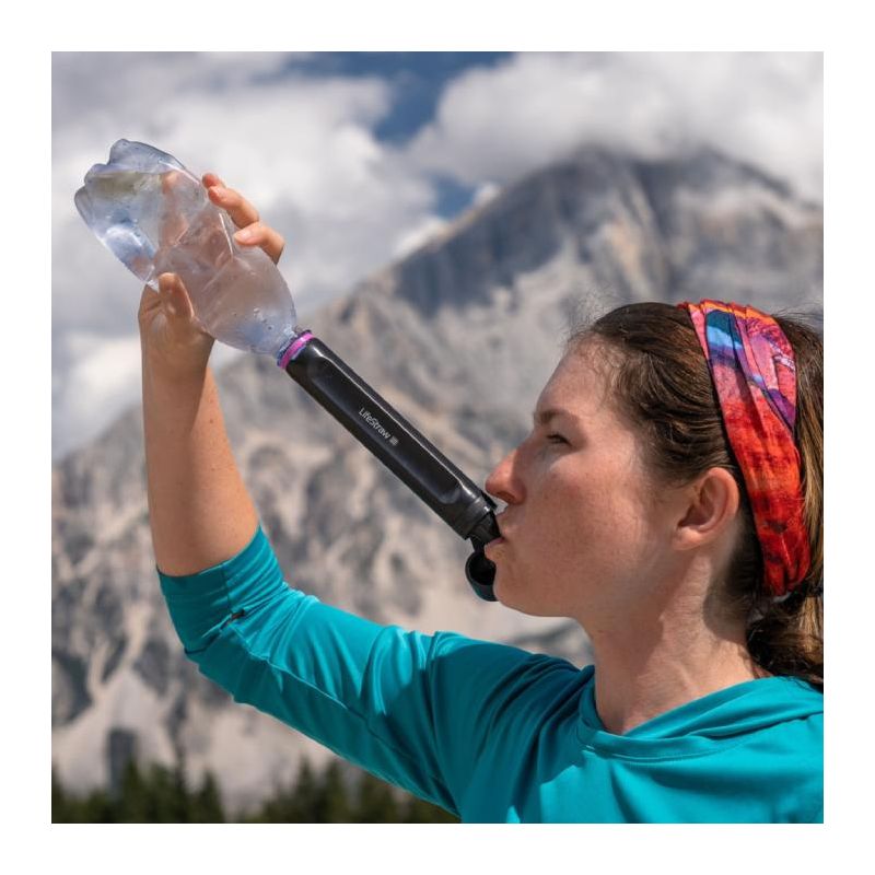 Paille filtrante LifeStraw Peak Series en situation de randonnée