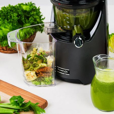 Préparation d'un jus avec l'extracteur de jus Kuvings EVO820