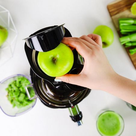 Préparation d'un jus avec l'extracteur de jus Kuvings REVO830