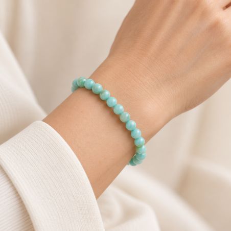 Bracelet Amazonite en pierres naturelles, porté sur une main
