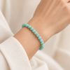 Bracelet Amazonite en pierres naturelles, porté sur une main