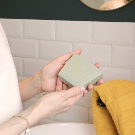 Savon à l'huile d'olive enrichi en baie de laurier et argile verte Comme Avant