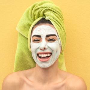 Exfolier la peau pour la préparer au soleil